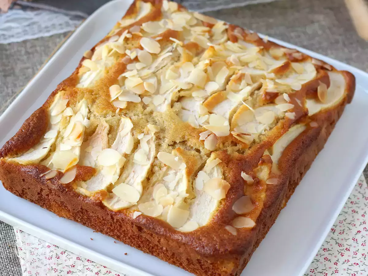 Enostavna in sočna hruškova torta z mandlji