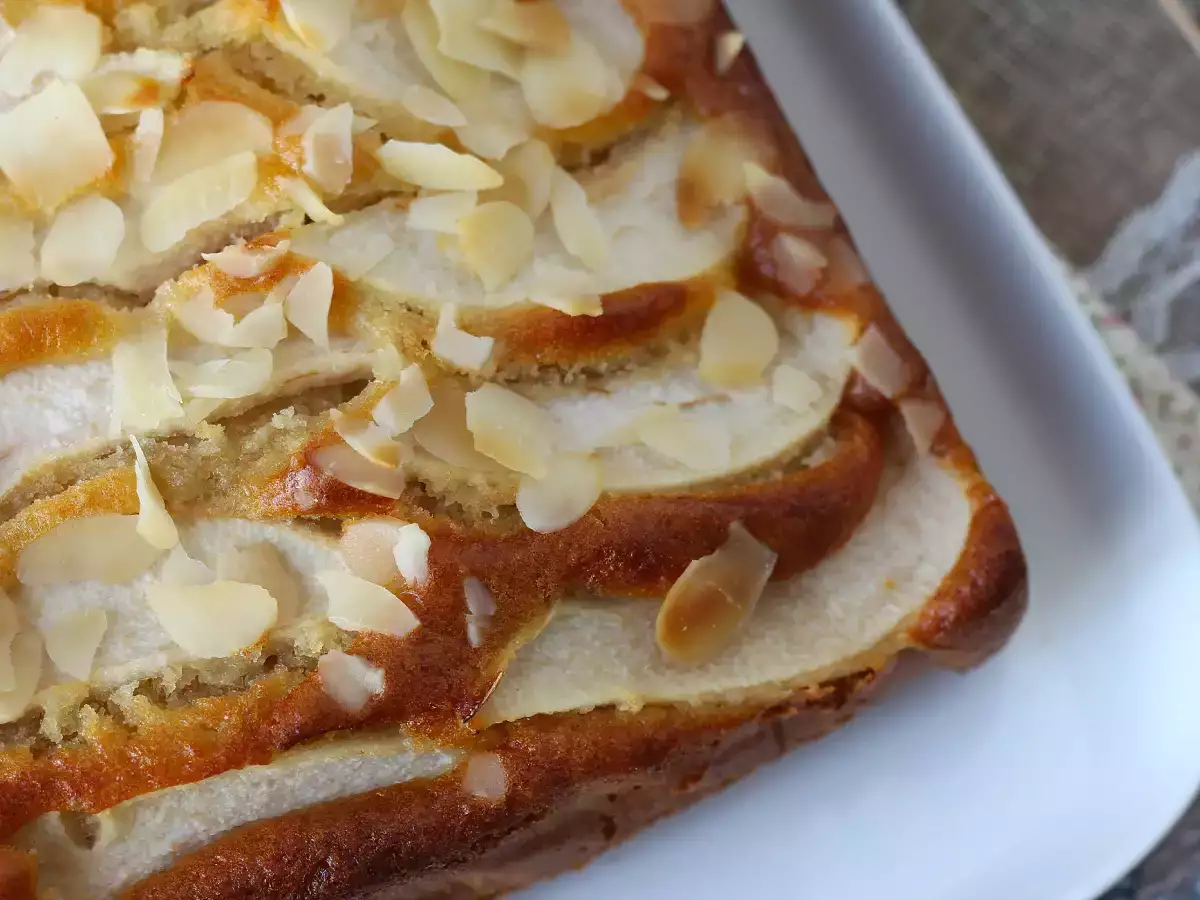 Enostavna in sočna hruškova torta z mandlji - fotografija 3