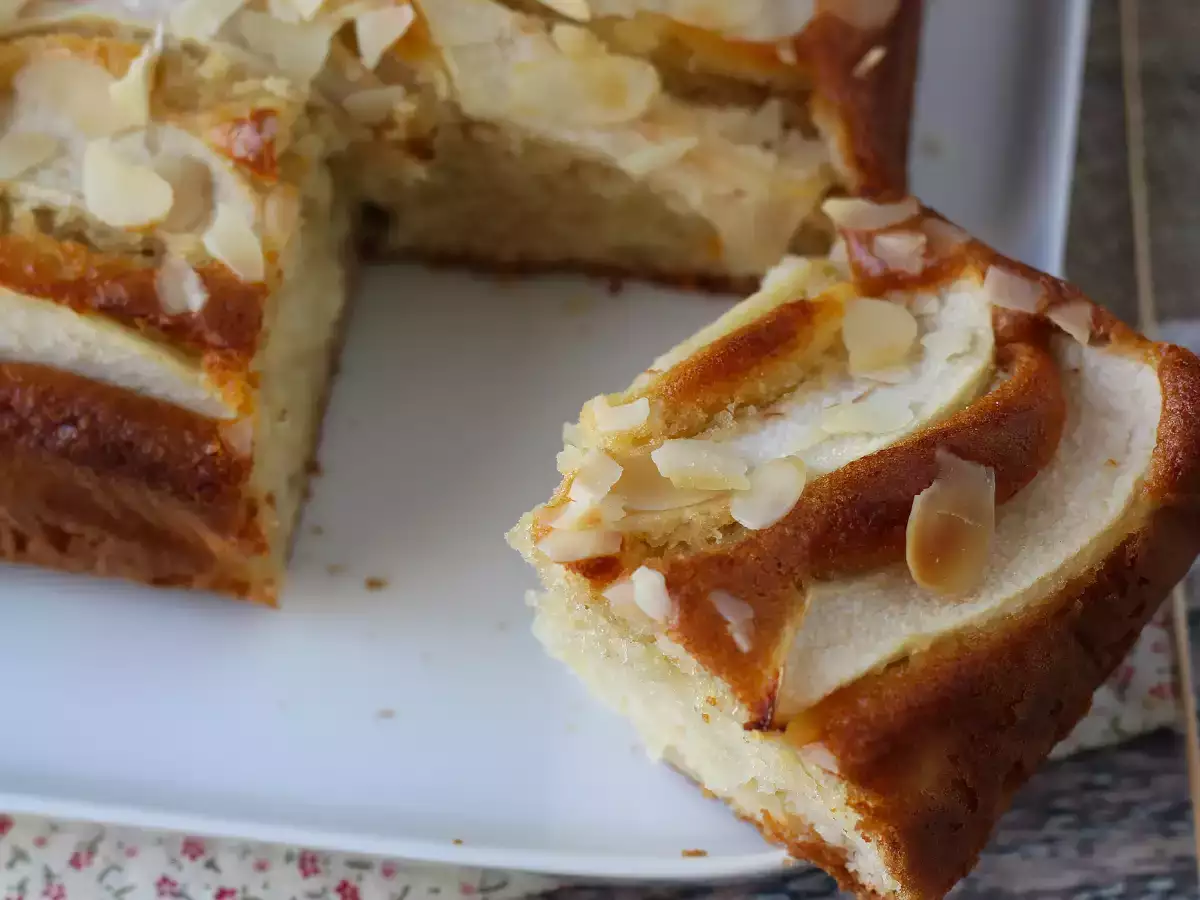 Enostavna in sočna hruškova torta z mandlji - fotografija 5