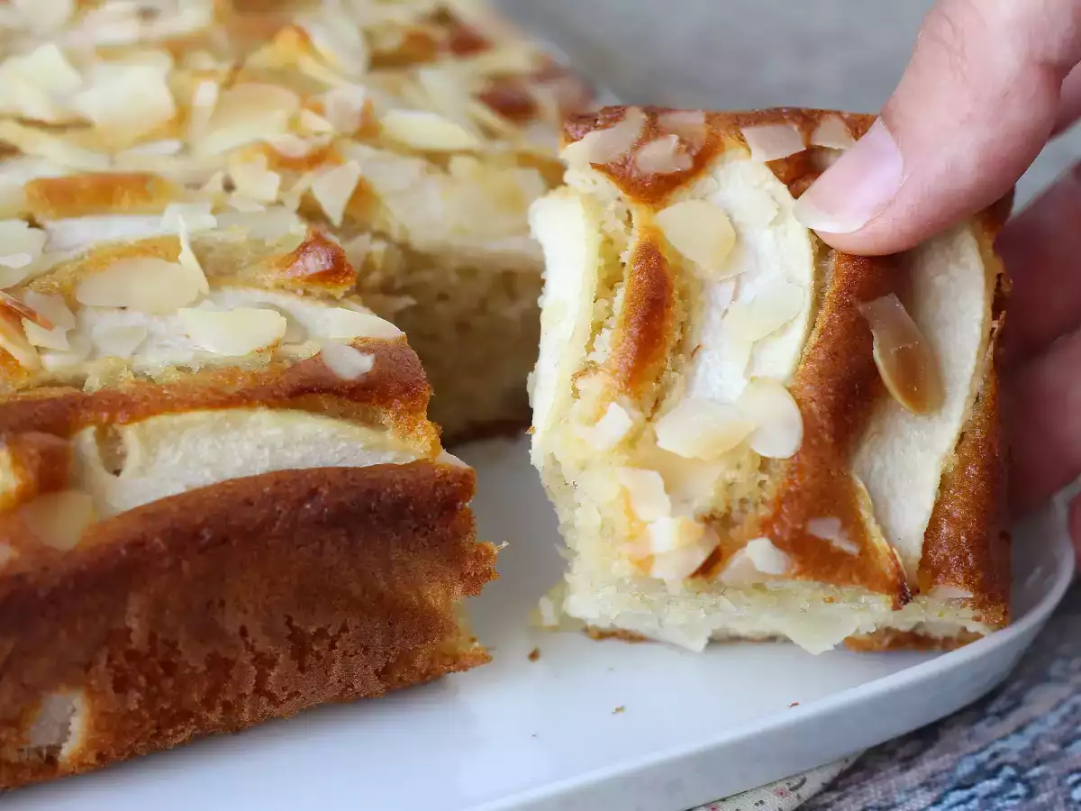 Enostavna in sočna hruškova torta z mandlji - fotografija 6