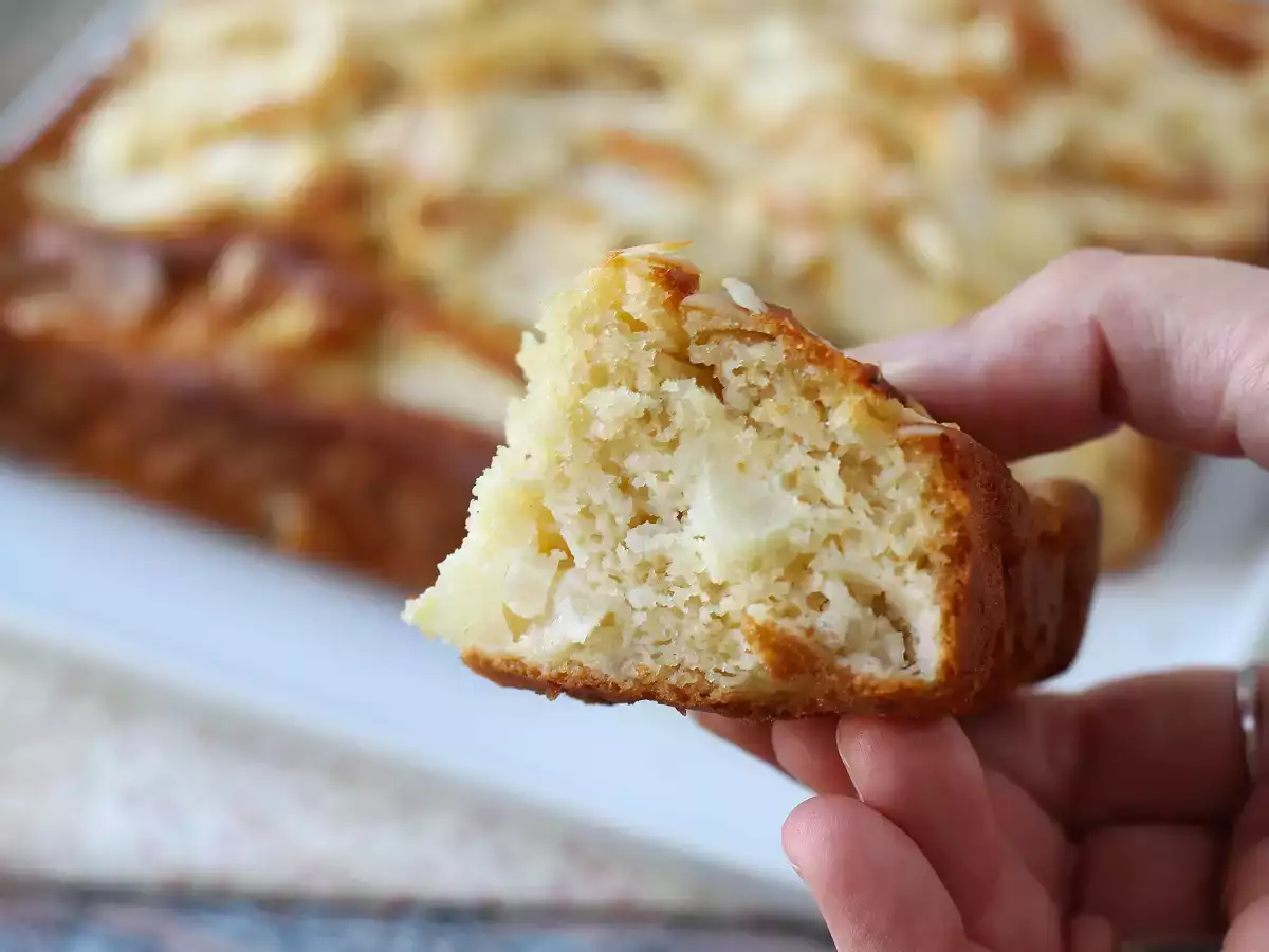 Enostavna in sočna hruškova torta z mandlji - fotografija 7