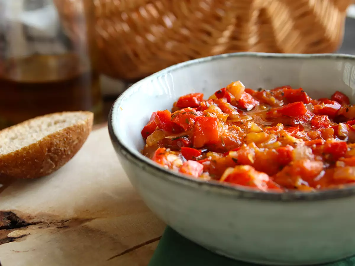 Enostavna paradižnikova omaka (tomatada)
