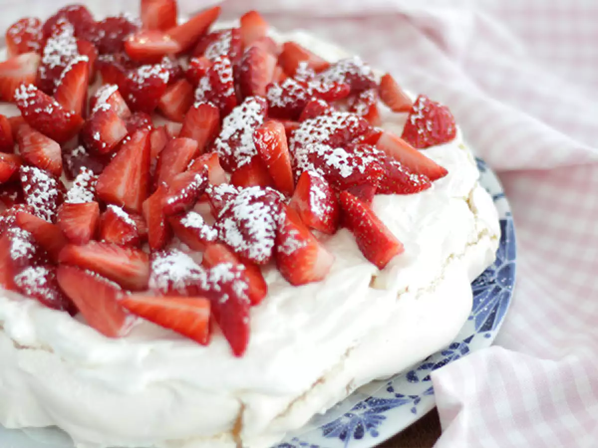 Enostavna pavlova z jagodami