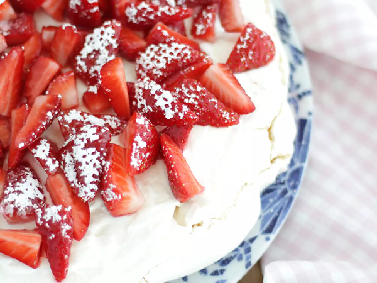Enostavna pavlova z jagodami - fotografija 2