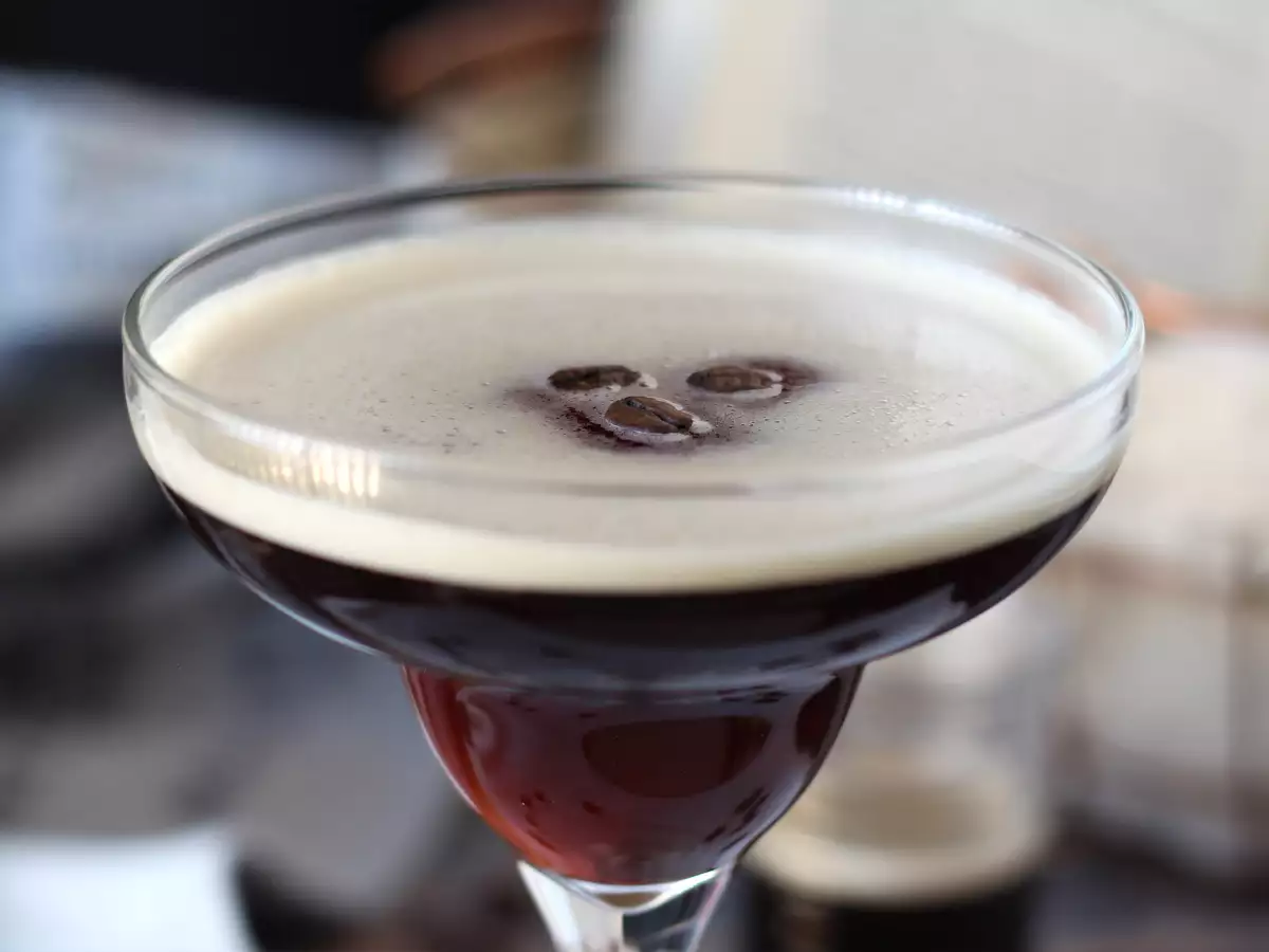 Espresso Martini, popoln koktajl za ljubitelje kave - fotografija 2