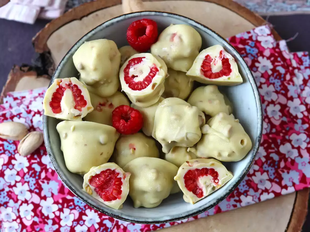 Franui s pistacijami, slastnimi prevlečenimi malinami, taljenjem in hrustljavostjo. - fotografija 3