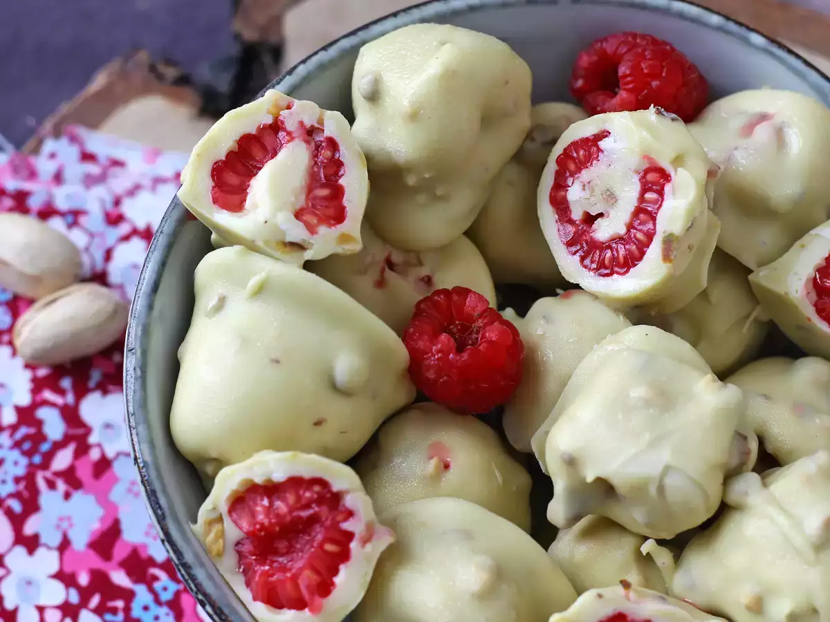 Franui s pistacijami, slastnimi prevlečenimi malinami, taljenjem in hrustljavostjo. - fotografija 7