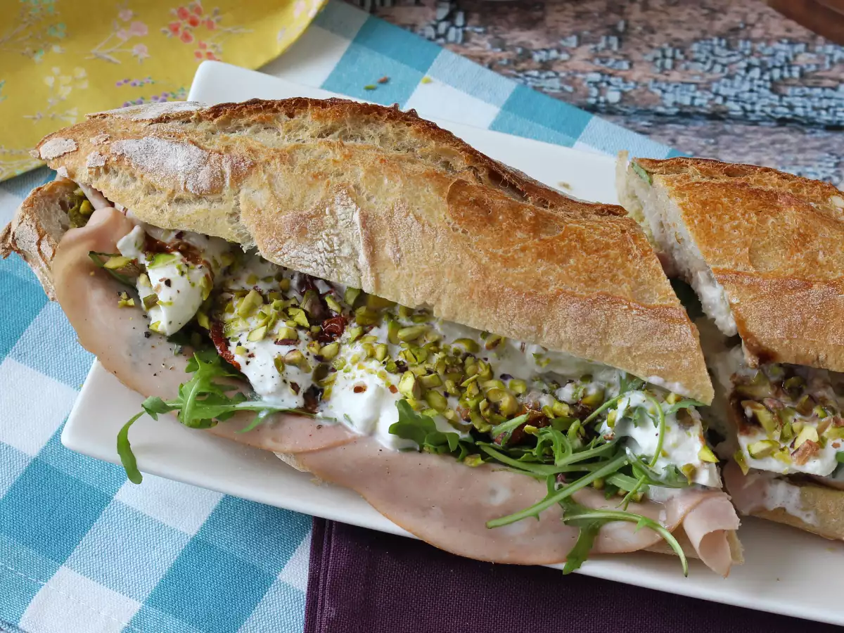 Gourmet italijanski sendvič z mortadelo in sirom burrata - fotografija 2