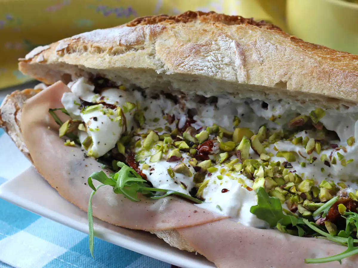 Gourmet italijanski sendvič z mortadelo in sirom burrata - fotografija 3