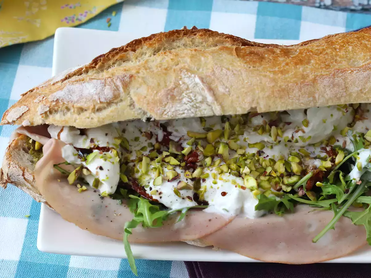 Gourmet italijanski sendvič z mortadelo in sirom burrata - fotografija 4