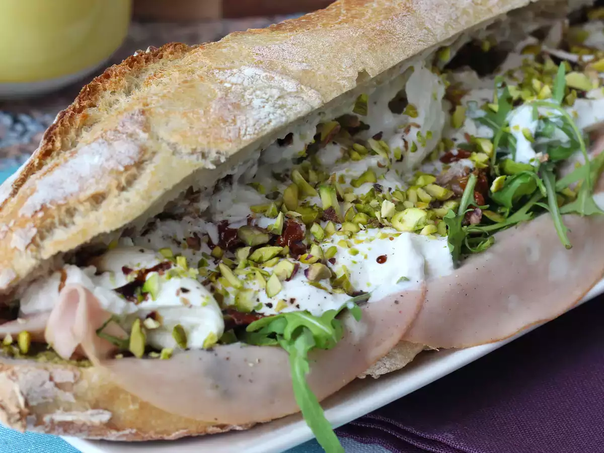 Gourmet italijanski sendvič z mortadelo in sirom burrata - fotografija 5