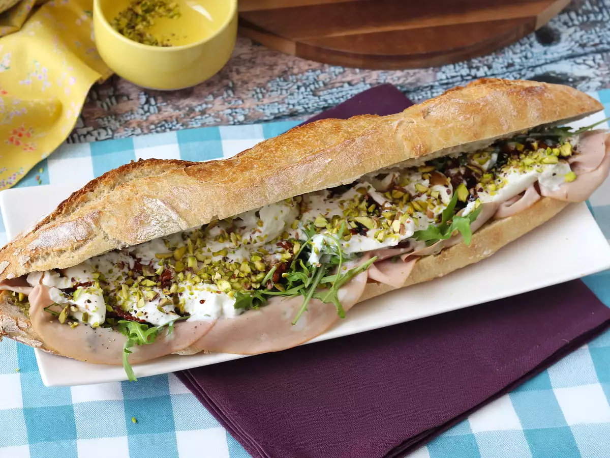Gourmet italijanski sendvič z mortadelo in sirom burrata - fotografija 6