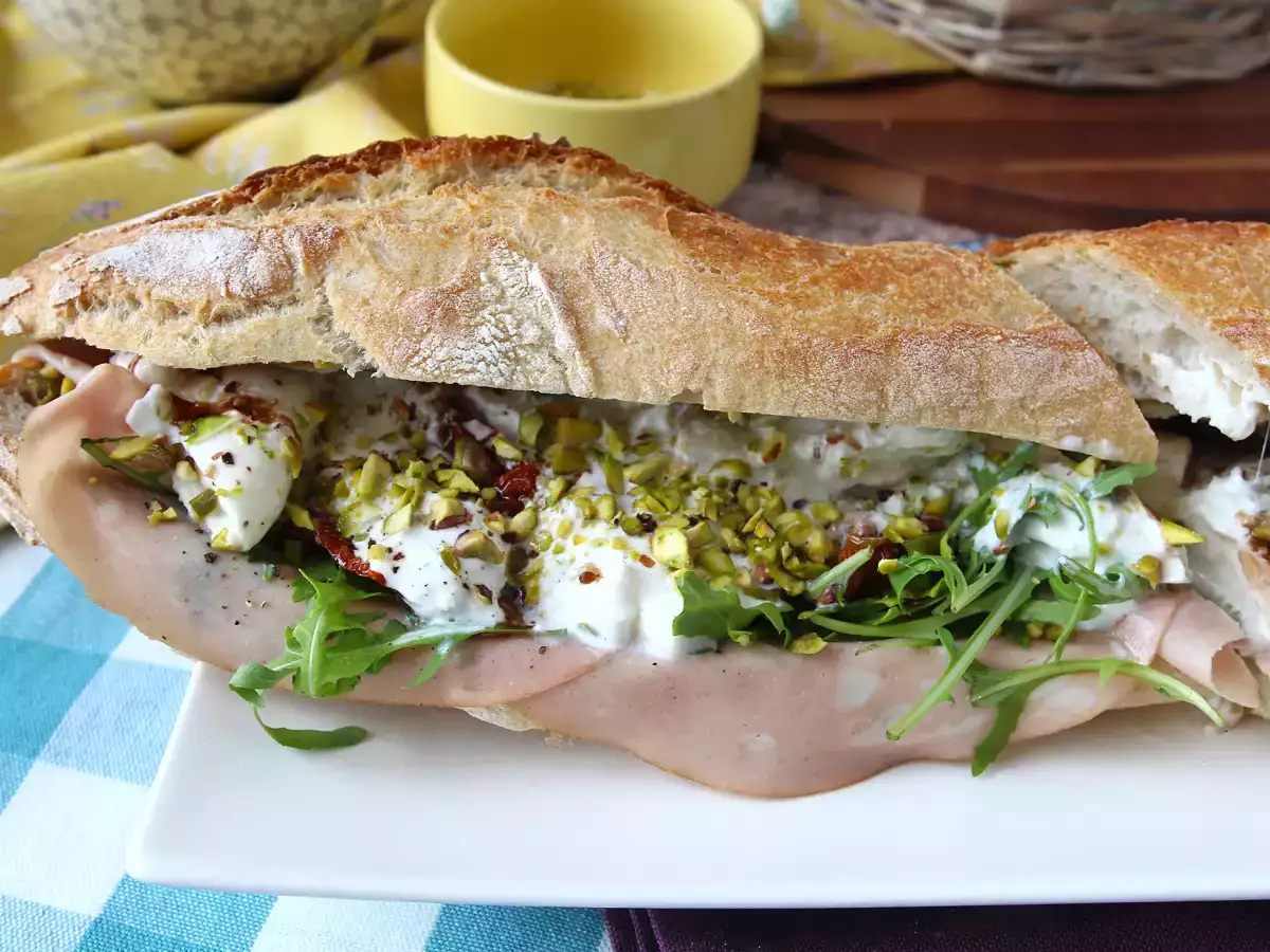 Gourmet italijanski sendvič z mortadelo in sirom burrata - fotografija 7