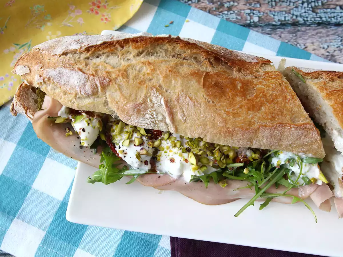 Gourmet italijanski sendvič z mortadelo in sirom burrata - fotografija 8
