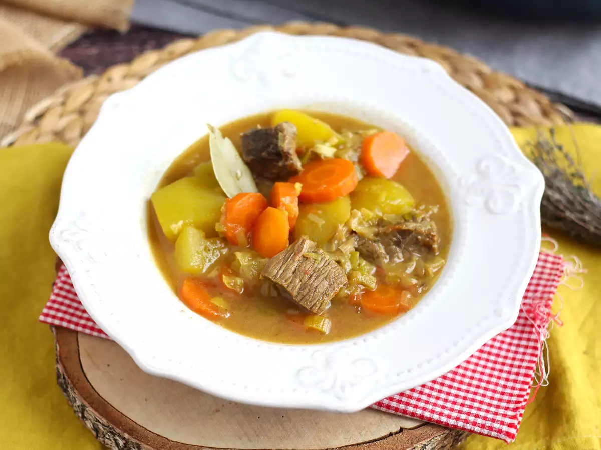 Goveja in krompirjeva enolončnica v loncu na pritisk - fotografija 3