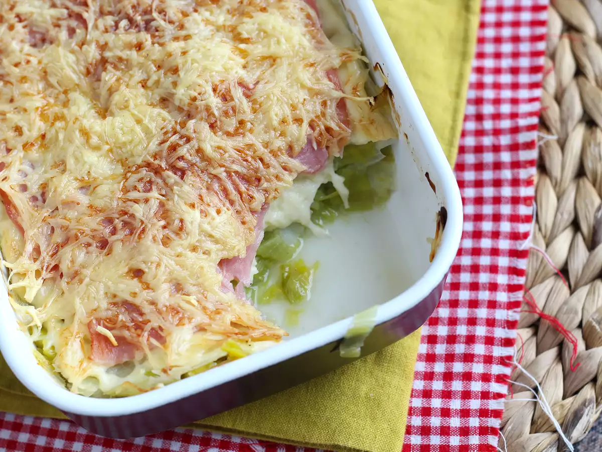 Gratiniran por s kuhano šunko in sirom