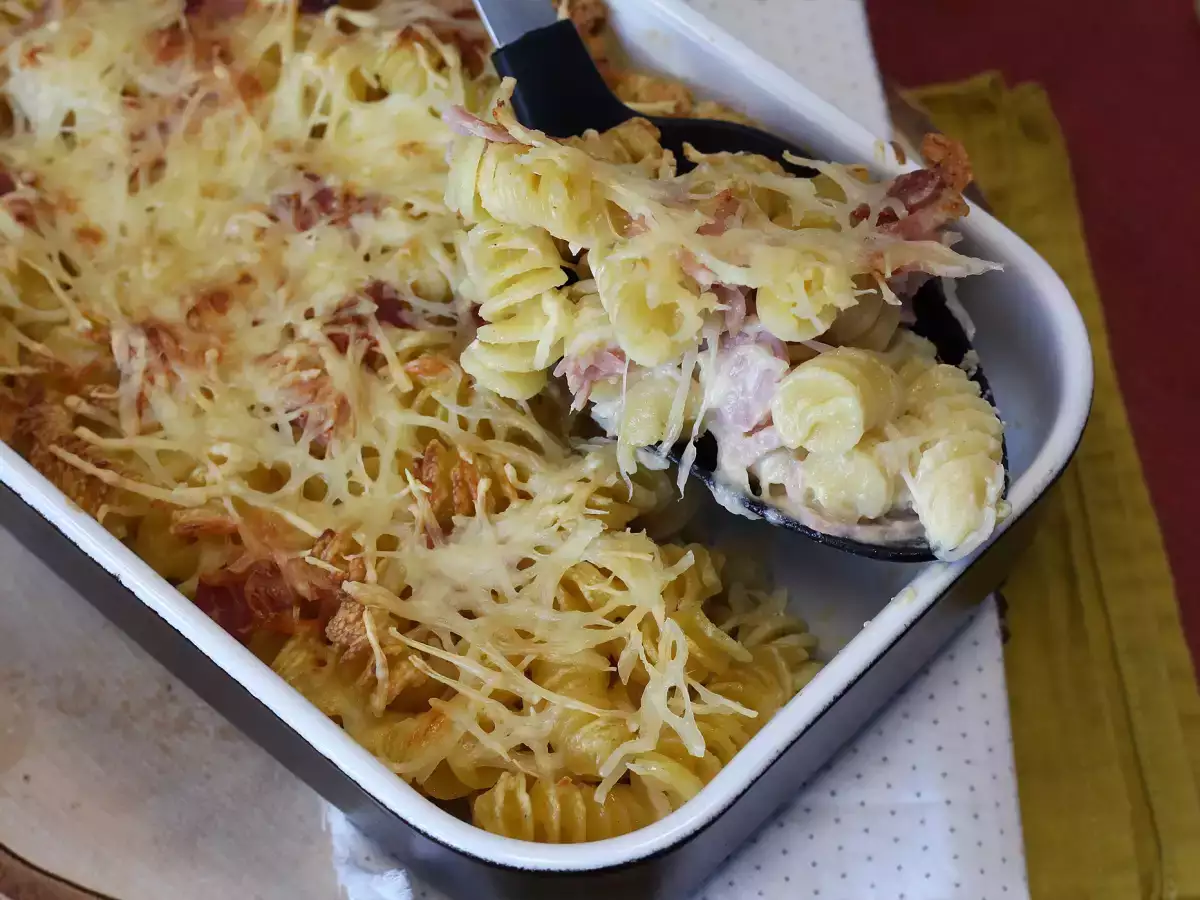 Gratinirane testenine s šunko in sirom v cvrtniku na vroč zrak - fotografija 2