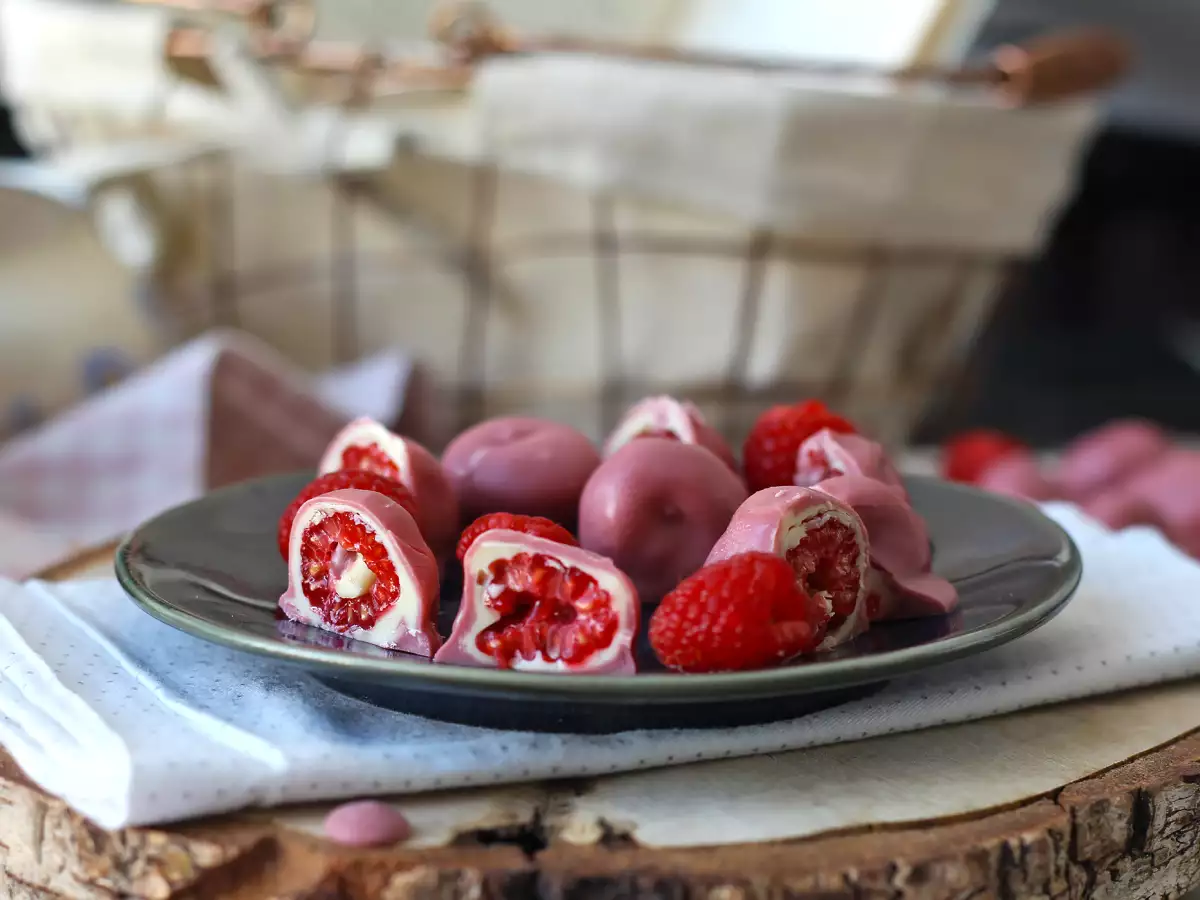 grižljaji malin, bele čokolade in rubinaste čokolade v slogu Franui - fotografija 3