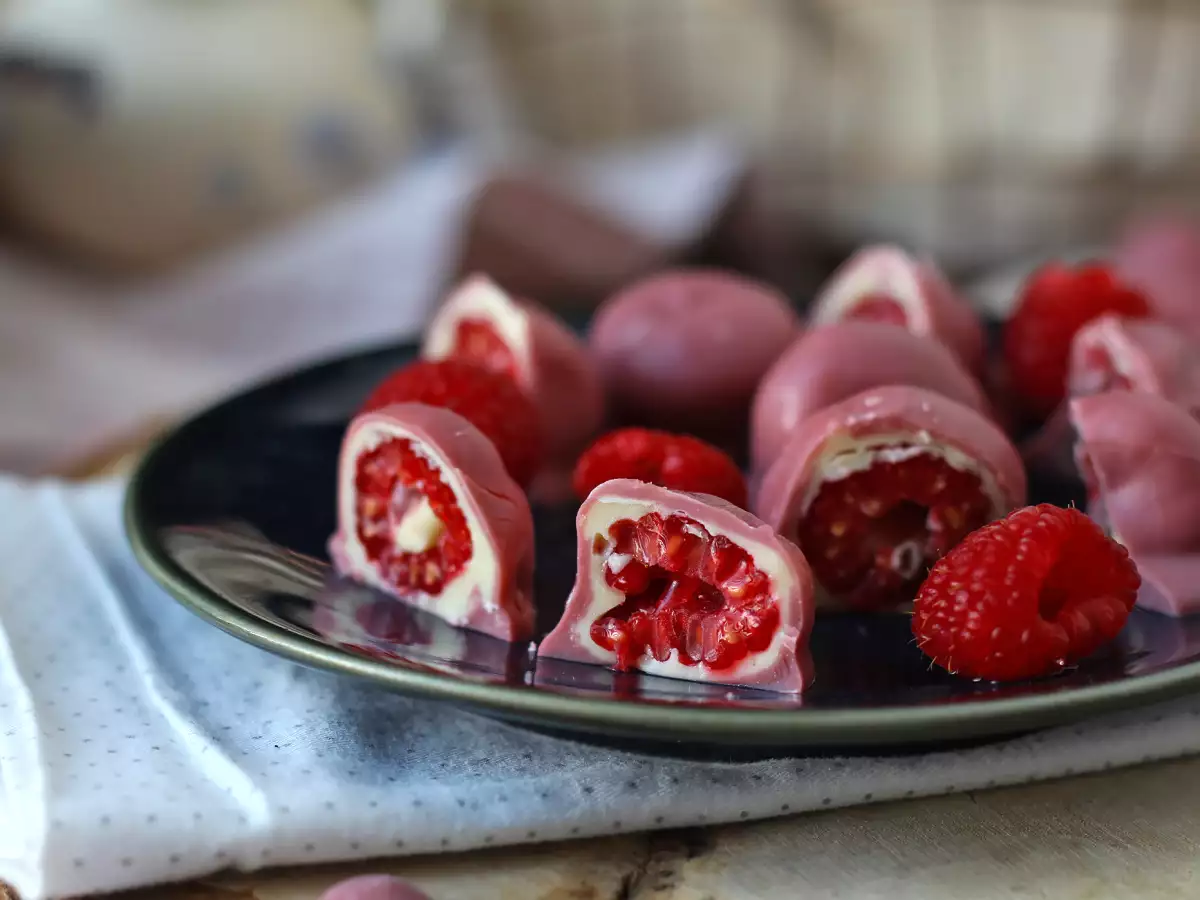 grižljaji malin, bele čokolade in rubinaste čokolade v slogu Franui - fotografija 5