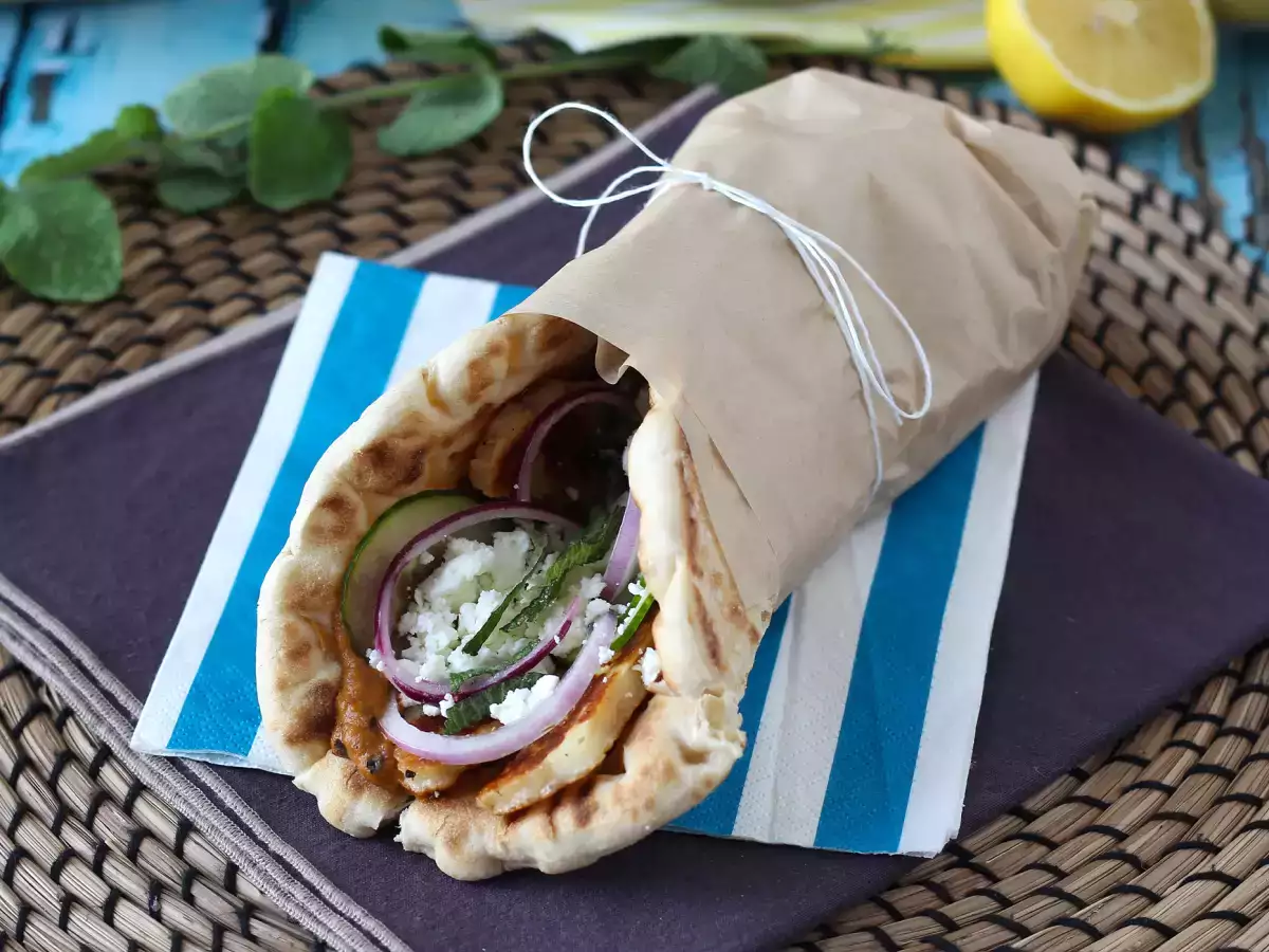 Gyros s halloumi sirom – grški sendvič v vegetarijanski različici!