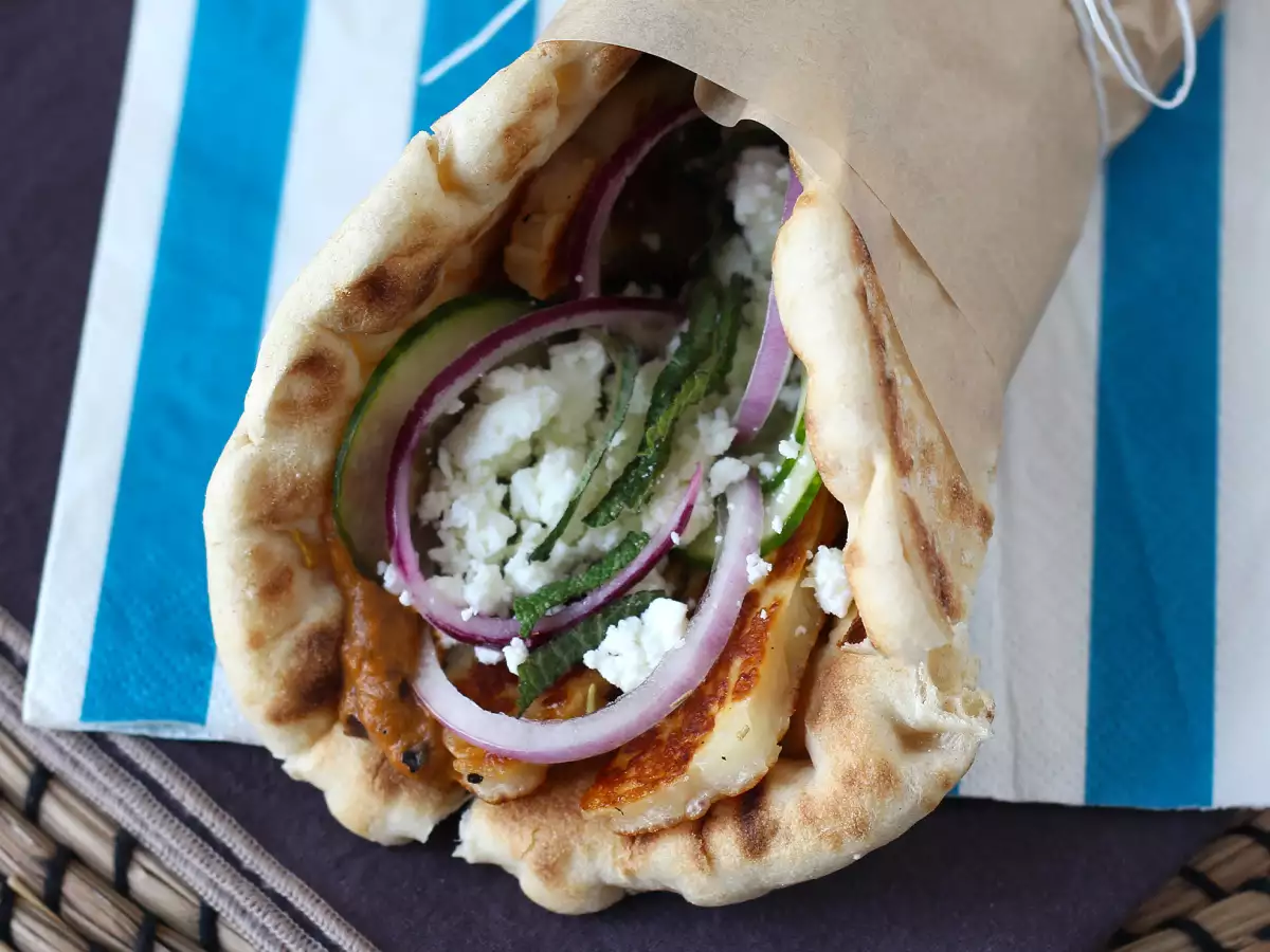 Gyros s halloumi sirom – grški sendvič v vegetarijanski različici! - fotografija 3