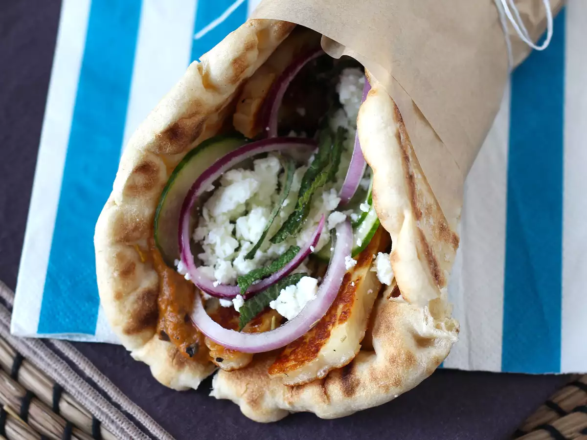 Gyros s halloumijem, vegetarijanska različica grškega sendviča! - fotografija 3