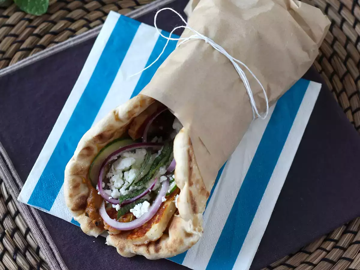 Gyros s halloumijem, vegetarijanska različica grškega sendviča! - fotografija 4