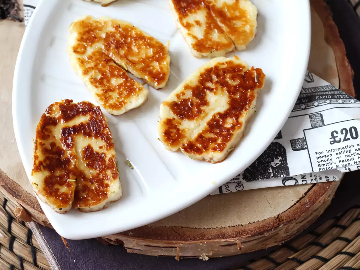 Halloumi, popečen v ponvi, na sladko-slani način z medom in rožmarinom - fotografija 2