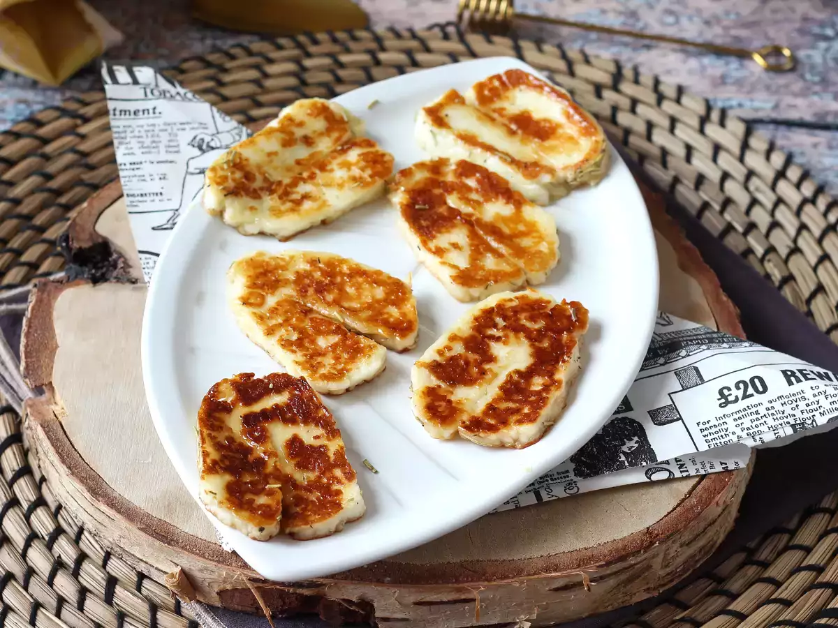 Halloumi, popečen v ponvi, na sladko-slani način z medom in rožmarinom - fotografija 3