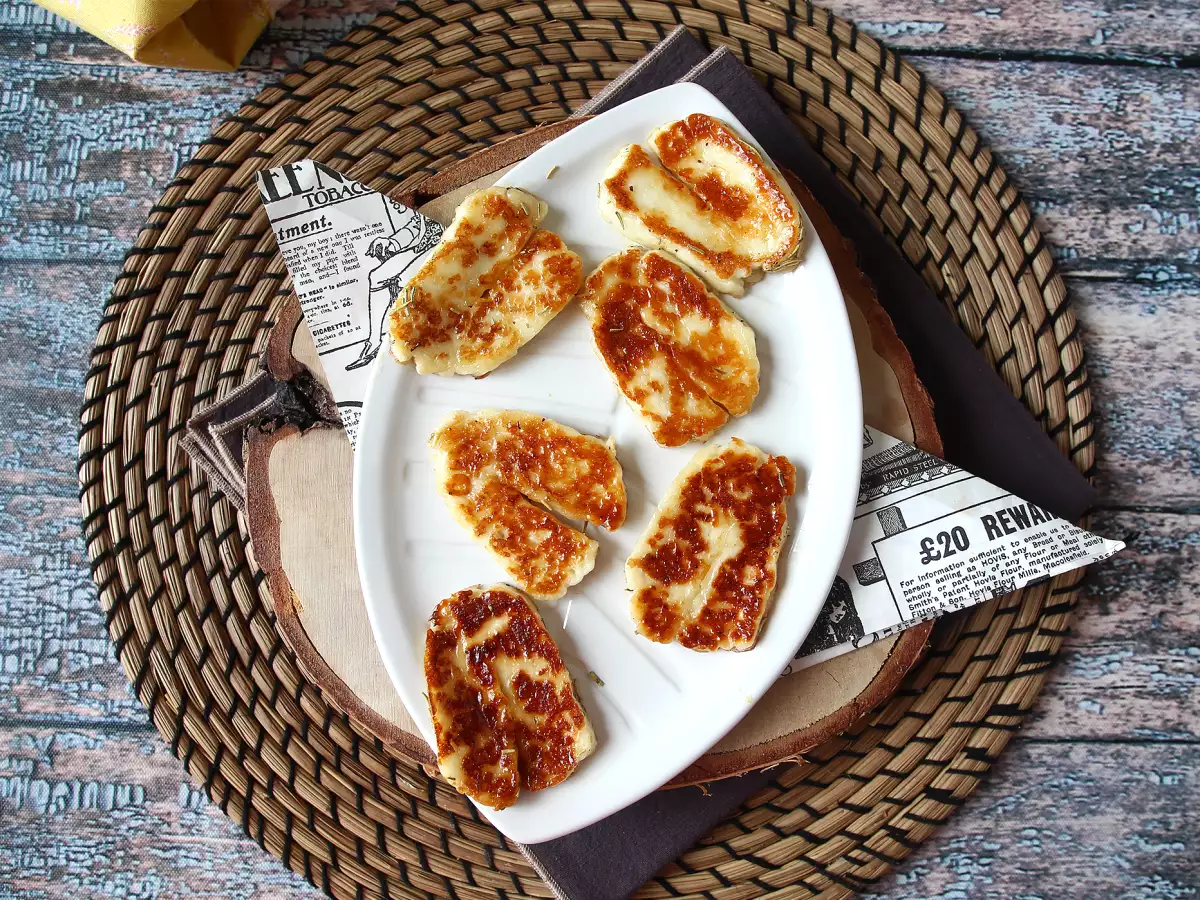 Halloumi, popečen v ponvi, na sladko-slani način z medom in rožmarinom - fotografija 5