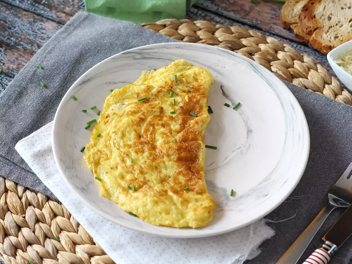 Hitra omleta s sirom – recept, pripravljen v 5 minutah! - fotografija 2