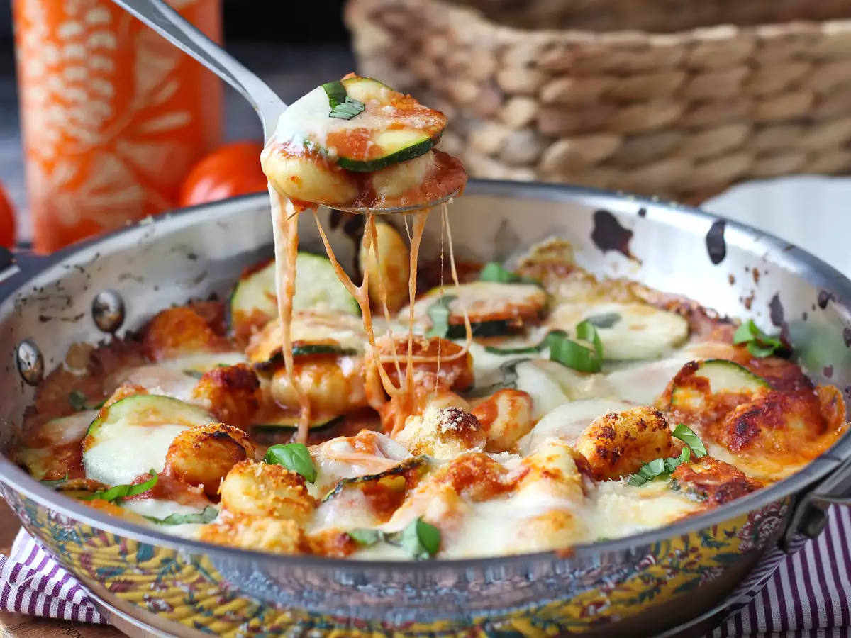 Hitri recept za gratin iz gnocchijev, bučk in mozzarelle