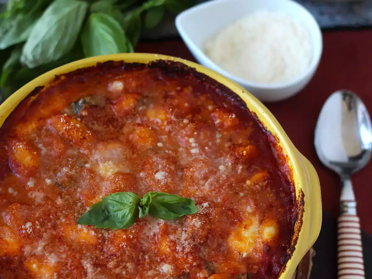 Hitro in tolažilno gratiniranje njokov s paradižnikom in mocarelo - gnocchi alla sorrentina v pečici - fotografija 3