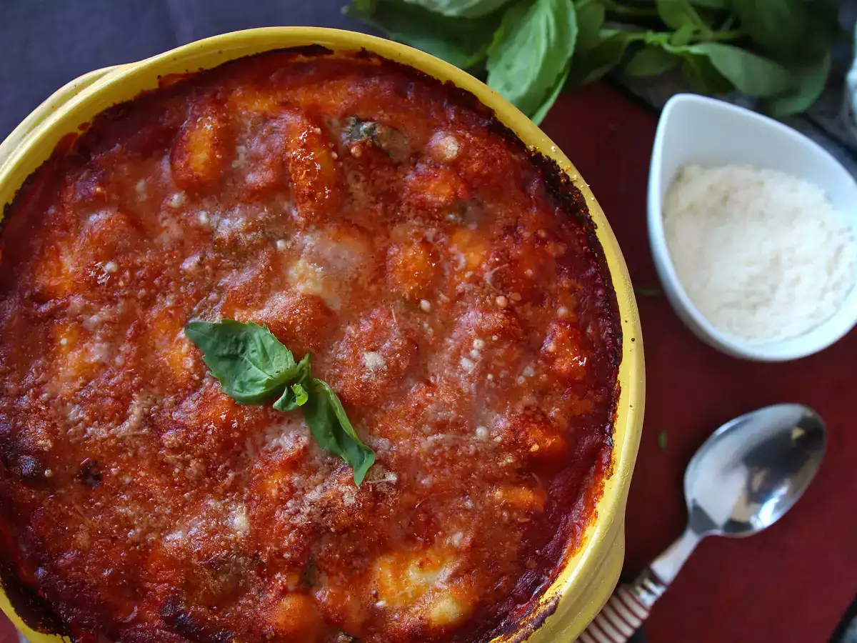 Hitro in tolažilno gratiniranje njokov s paradižnikom in mocarelo - gnocchi alla sorrentina v pečici - fotografija 5