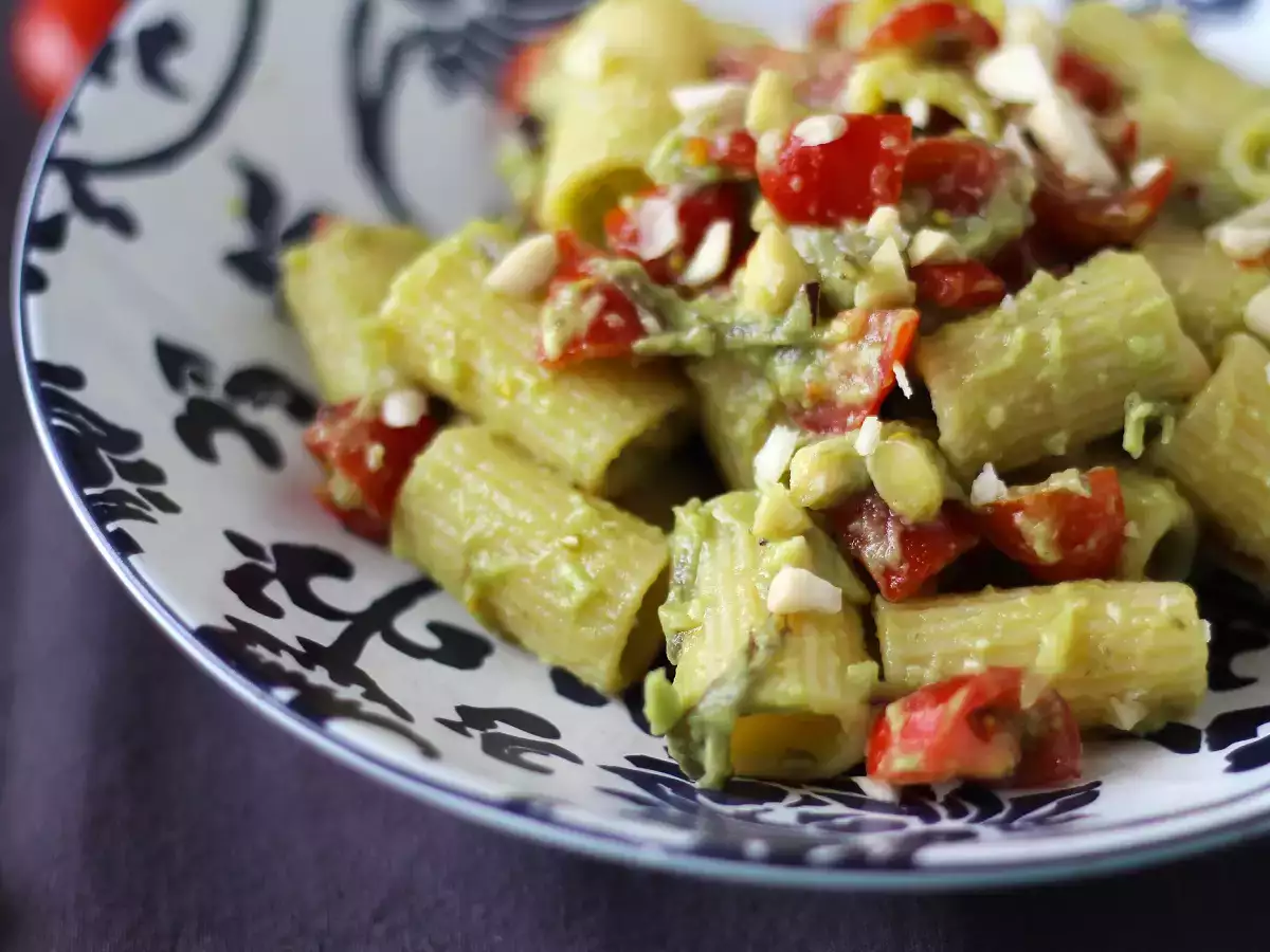 Hladne testenine z avokadovo kremo, mandlji in češnjevim paradižnikom: vegetarijanske in zelo okusne! - fotografija 5