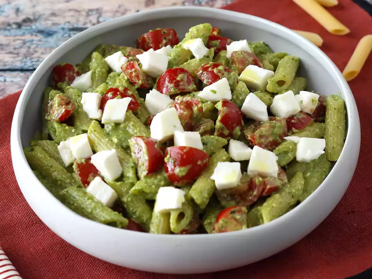 Hladne testenine z raketnim pestom, češnjevim paradižnikom in mocarelo: svež in hiter poletni recept - fotografija 2