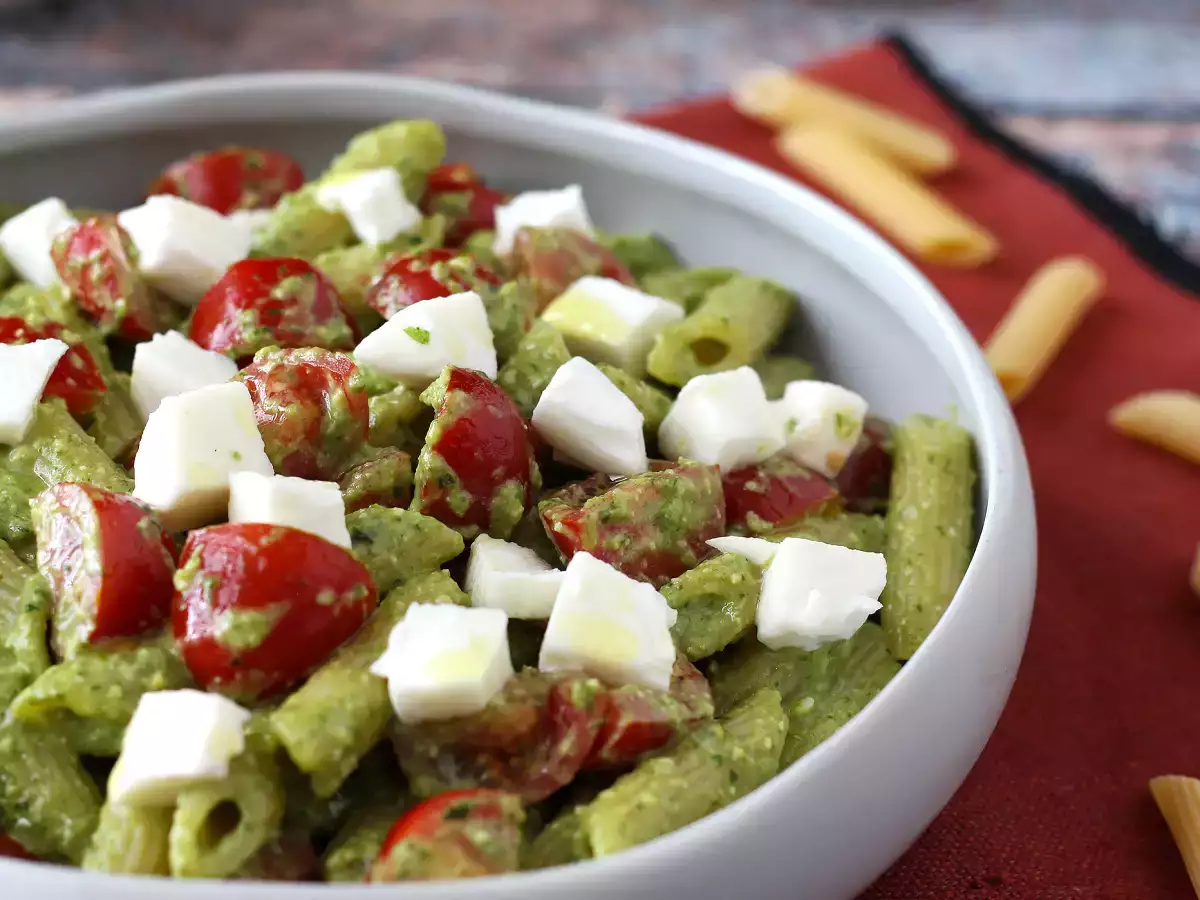 Hladne testenine z raketnim pestom, češnjevim paradižnikom in mocarelo: svež in hiter poletni recept - fotografija 4