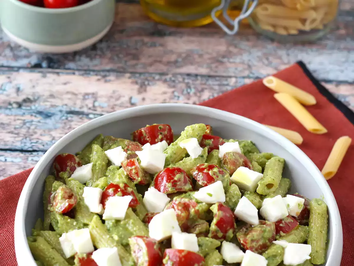 Hladne testenine z raketnim pestom, češnjevim paradižnikom in mocarelo: svež in hiter poletni recept - fotografija 5