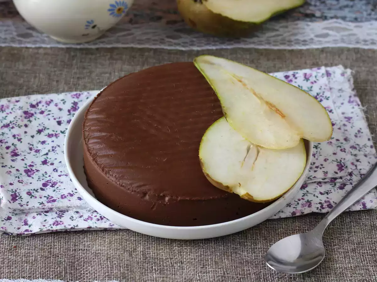 Hruškov čokoladni fudge – izjemno preprosta sladica iz samo dveh sestavin!