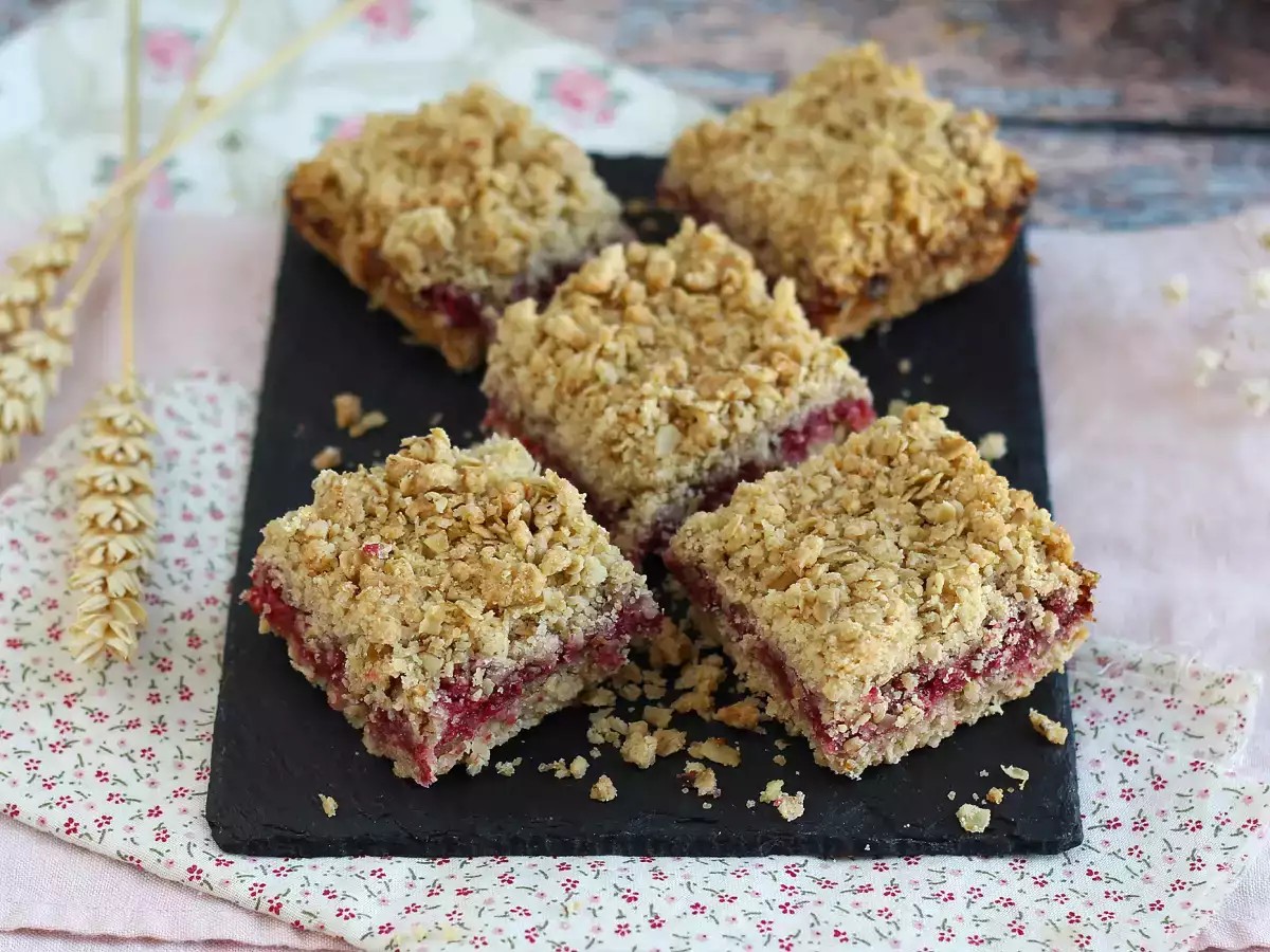 Hrustljava in sočna malinova crumble torta