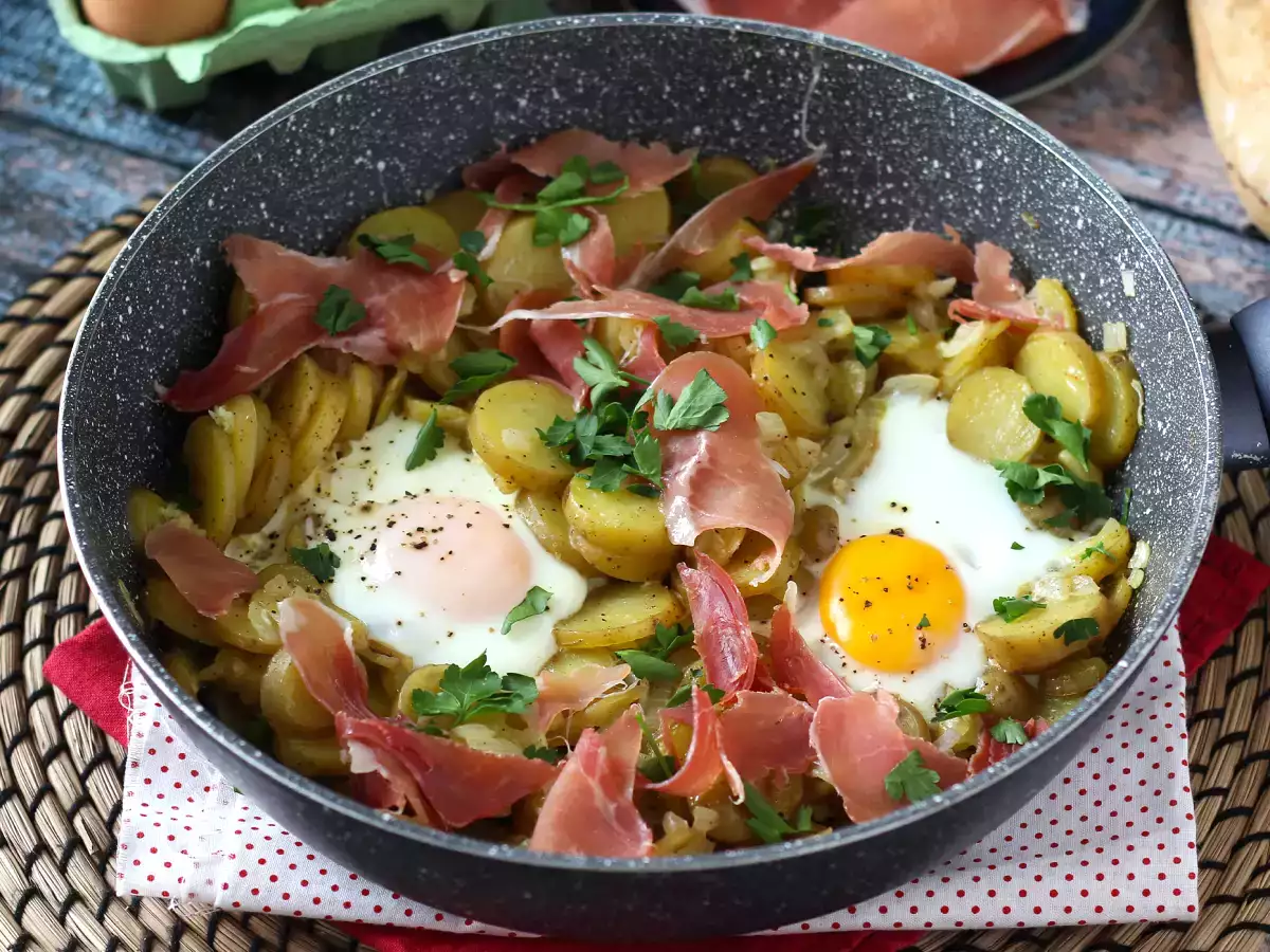 Huevos rotos, izjemno enostaven španski recept na osnovi krompirja in jajc - fotografija 3