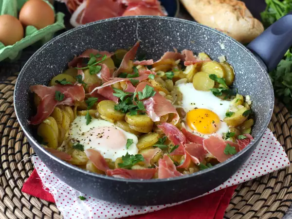 Recept Huevos rotos, izjemno enostaven španski recept na osnovi krompirja in jajc