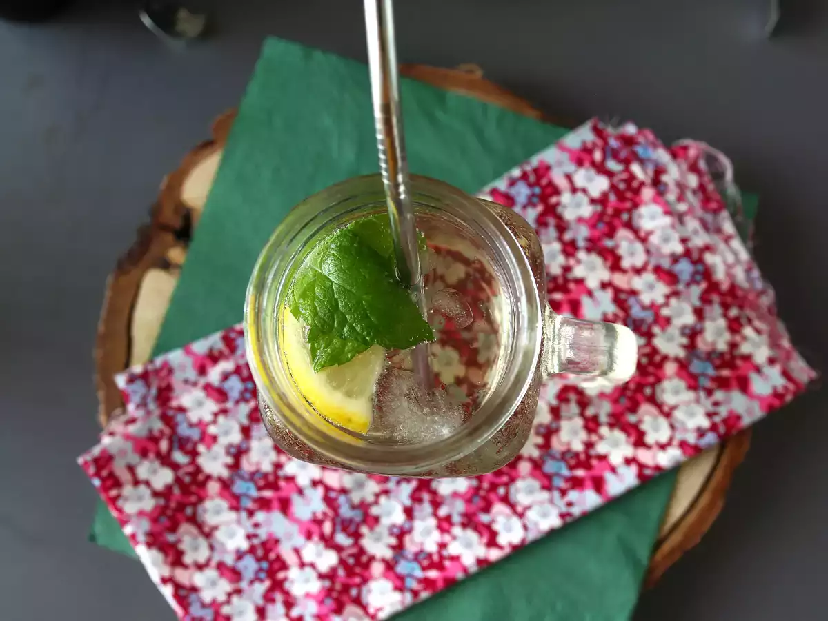 Hugo Spritz z bezgovim sirupom, osvežilen in sladek koktajl - fotografija 2