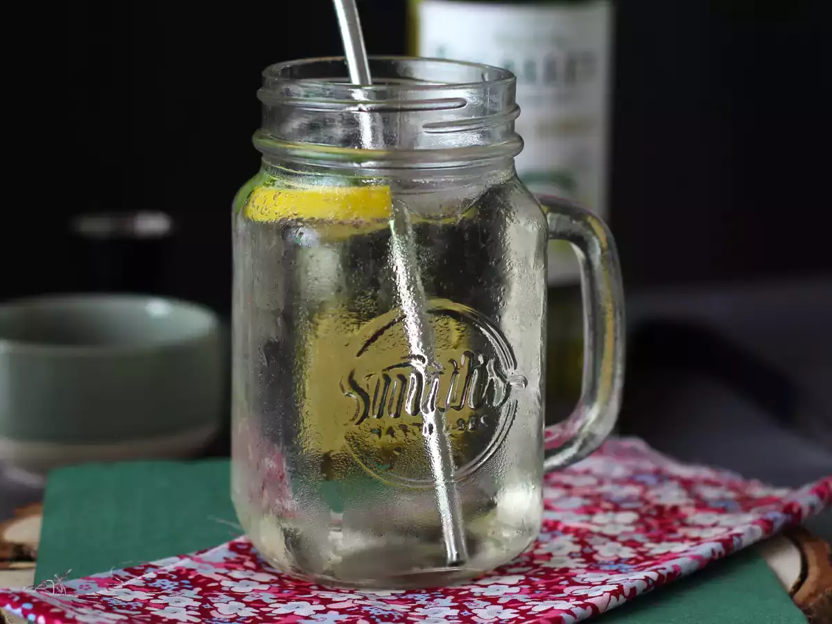 Hugo Spritz z bezgovim sirupom, osvežilen in sladek koktajl - fotografija 3