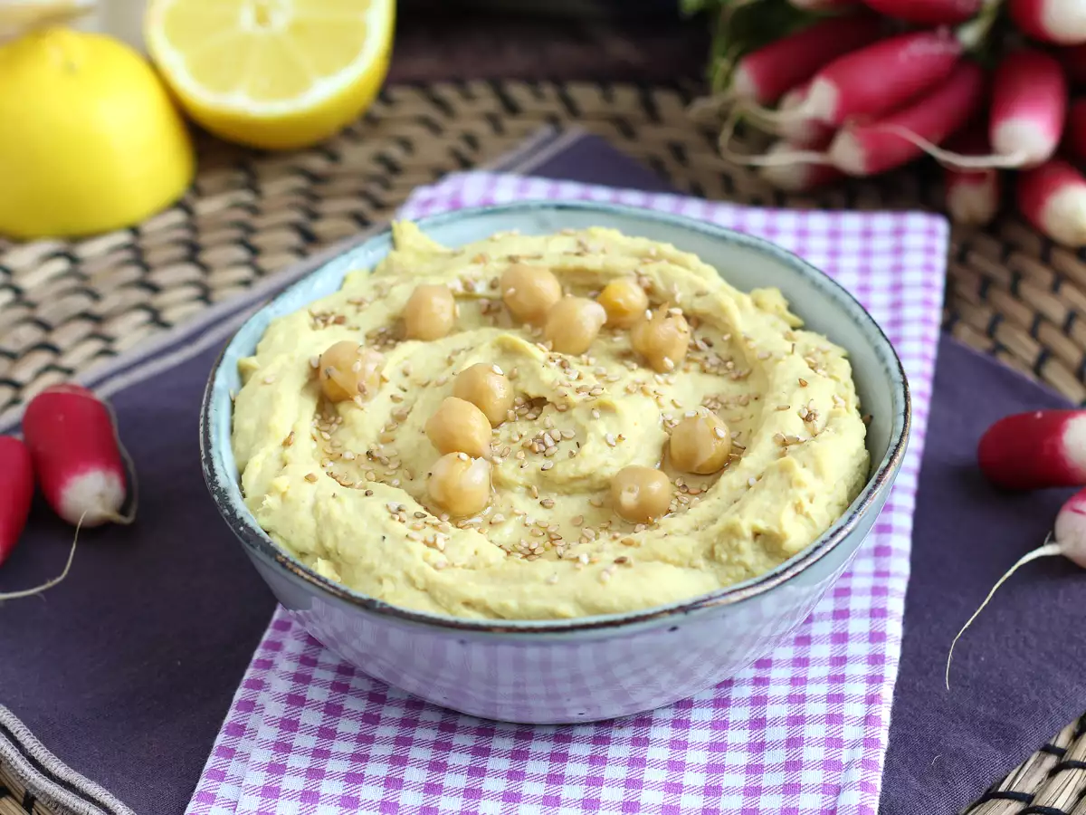 Humus z vloženo limono za še bolj prefinjen okus