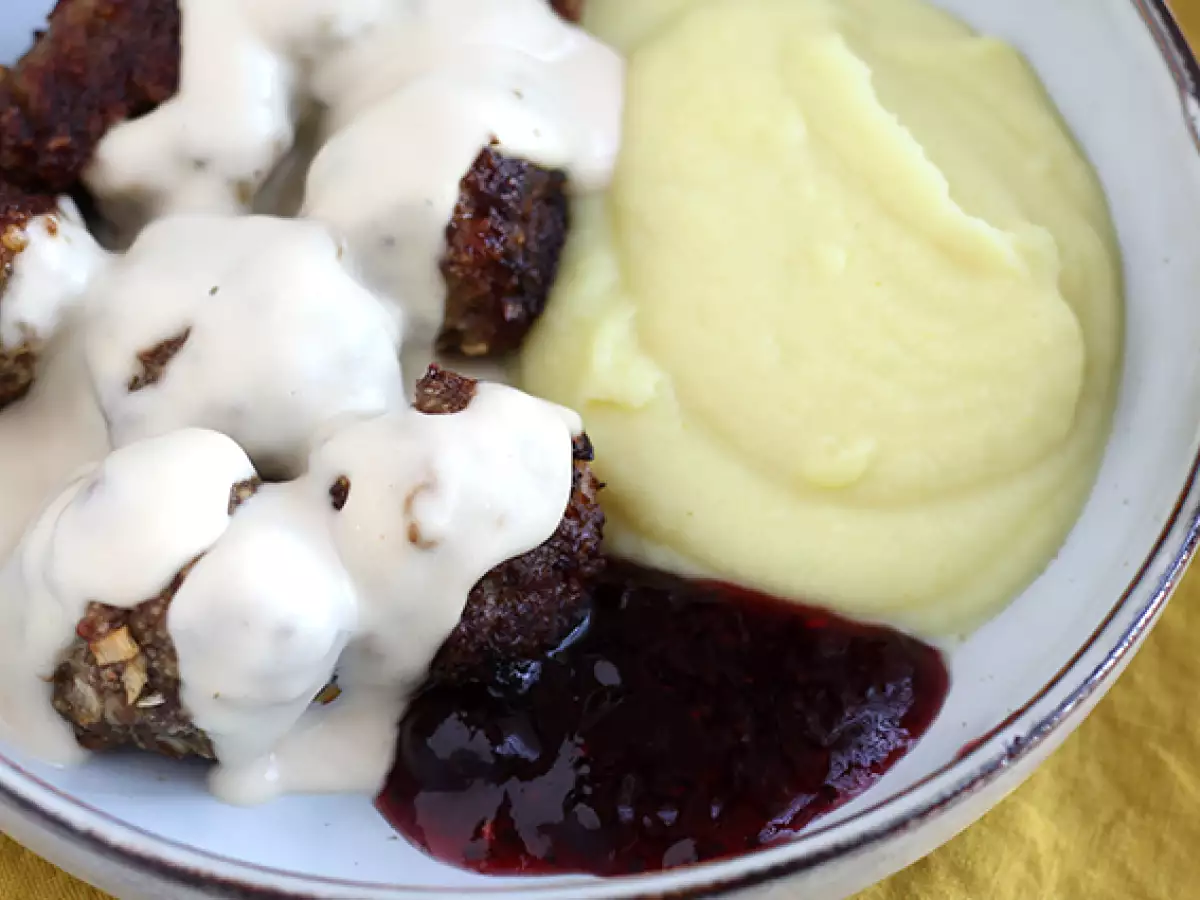 Ikeine mesne kroglice z belo omako - fotografija 2