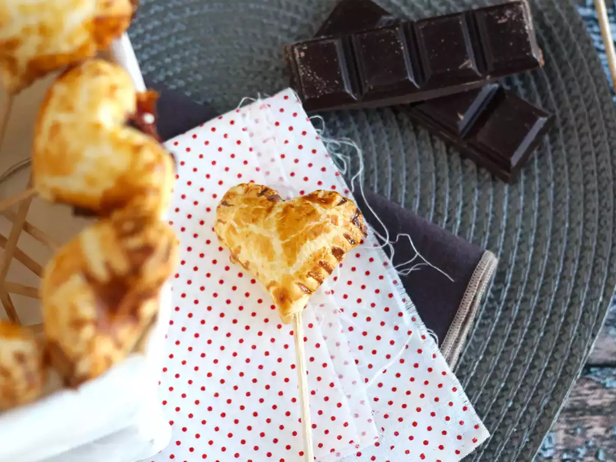 Izjemno hrustljava srca iz listnatega testa z malinovimi in čokoladnimi pito pops - fotografija 2