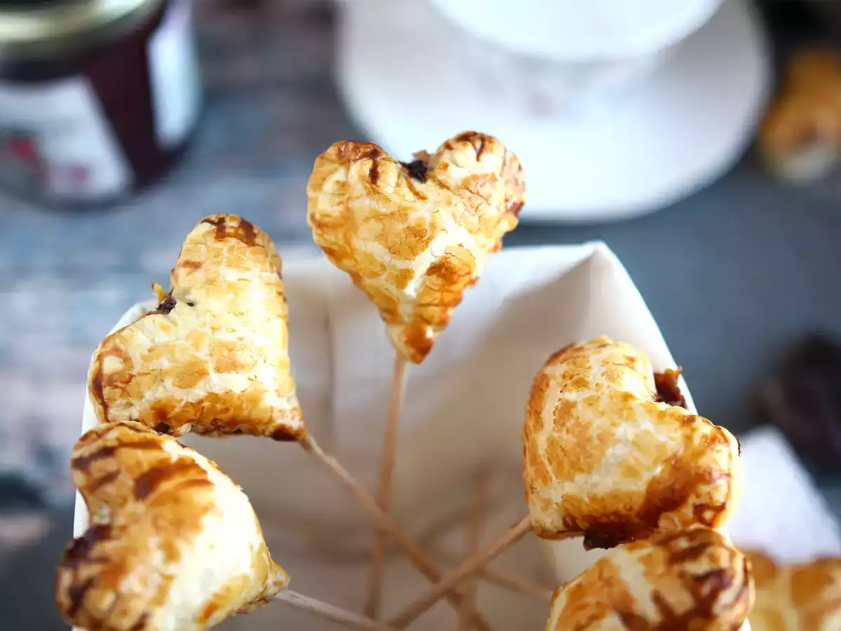 Izjemno hrustljava srca iz listnatega testa z malinovimi in čokoladnimi pito pops - fotografija 3