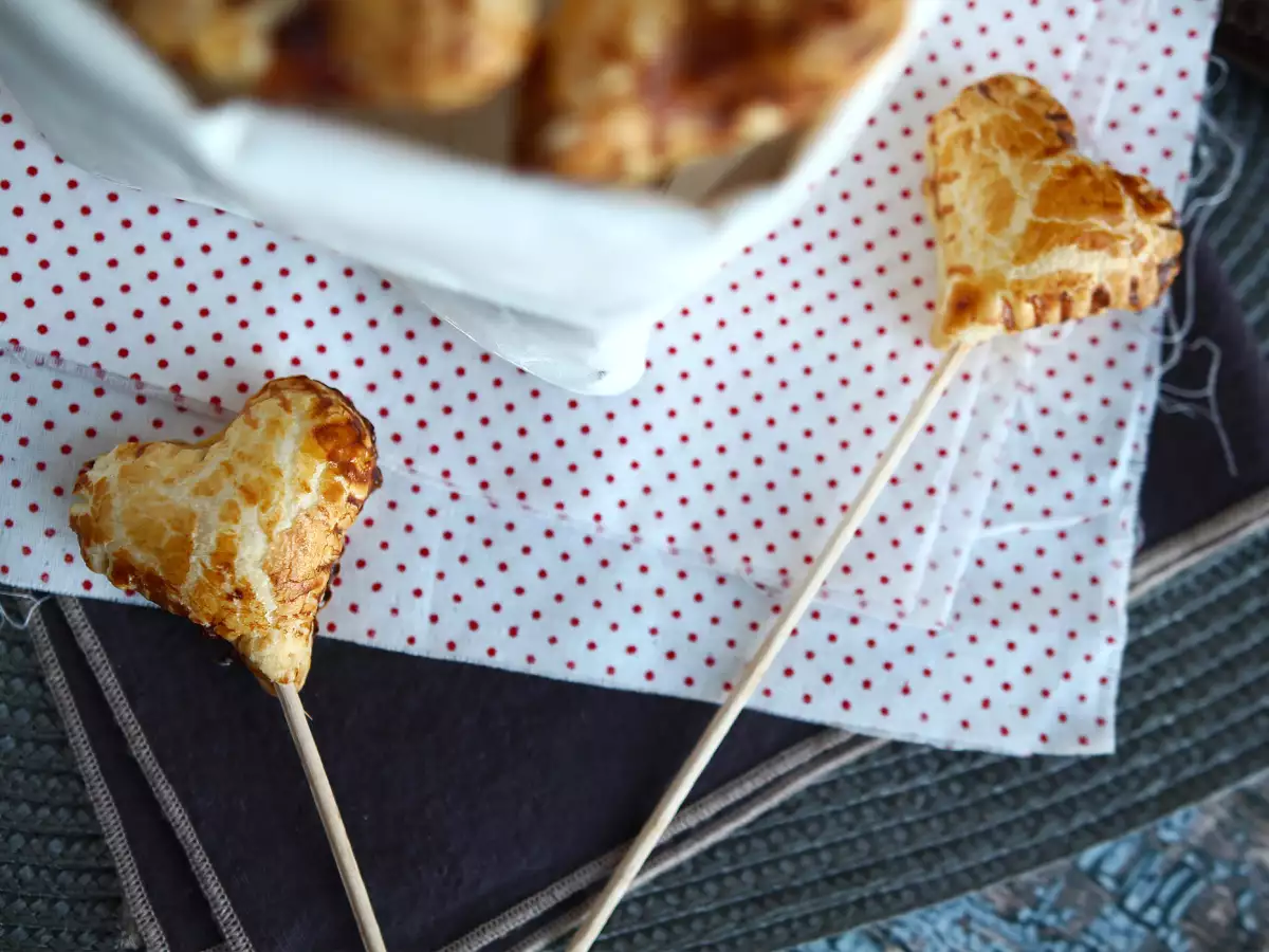Izjemno hrustljavi srčki iz listnatega testa z malinami in čokolado (pie pops) - fotografija 4