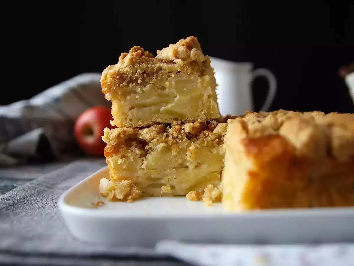 Izjemno mehka jabolčna torta s hrustljavim streuselom